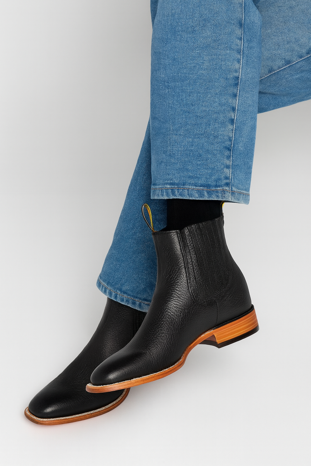 Botines Charros Quincy con Punta Cuadrada Color Negro DIE