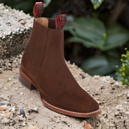 Botines Charros Quincy de Gamuza con Punta Cuadrada Cafe