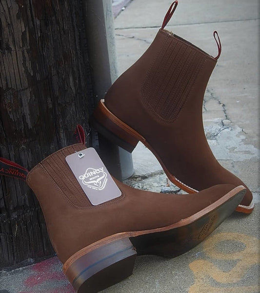 Botines Charros Quincy de Gamuza con Punta Cuadrada Cafe