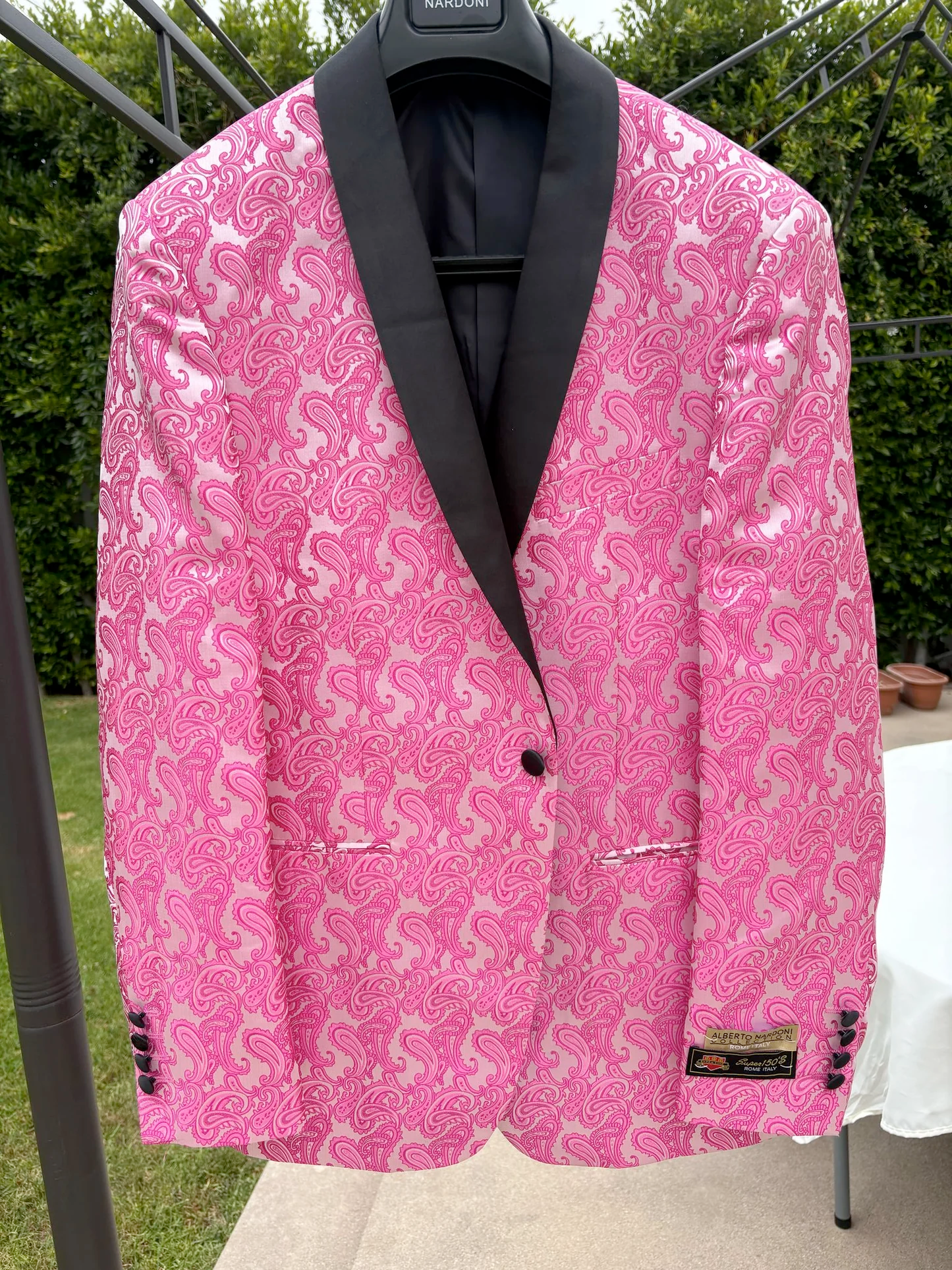 Mens Hot Pink Paisley Western Blazer Jacket – Stylish Pattern Formal Blazer with Black Shawl Lapel for Party, Wedding Cowboy Sportcoat